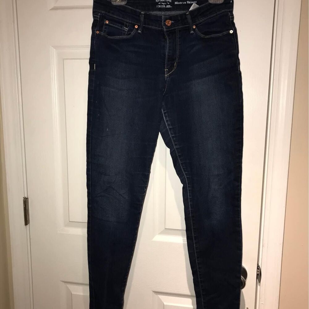 Women’s/Juniors Levi’s jeans size 8